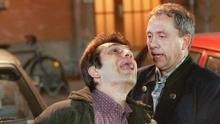 Unsanfte Begegnung: Olaf (Franz Rampelmann, rechts) ist aus dem Krankenhaus entlassen worden und hat schon wieder genug Kraft, um sich Vasily (Hermes Hodolides) vorzuknöpfen.