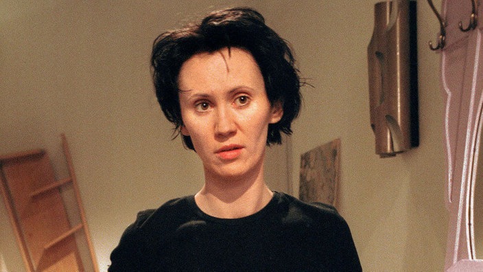 Urszula (Anna Nowak) lässt ihre Wut an Paolos Möbeln aus.