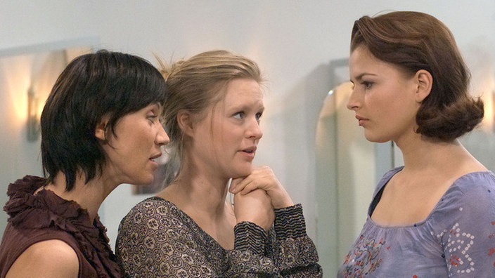 Urszula (Anna Nowak, links) hat wenig Verständnis dafür, dass Tanja (Sybille Waury, Mitte) neuerdings mit Franziska (Ines Lutz) die Nächte durchmacht.