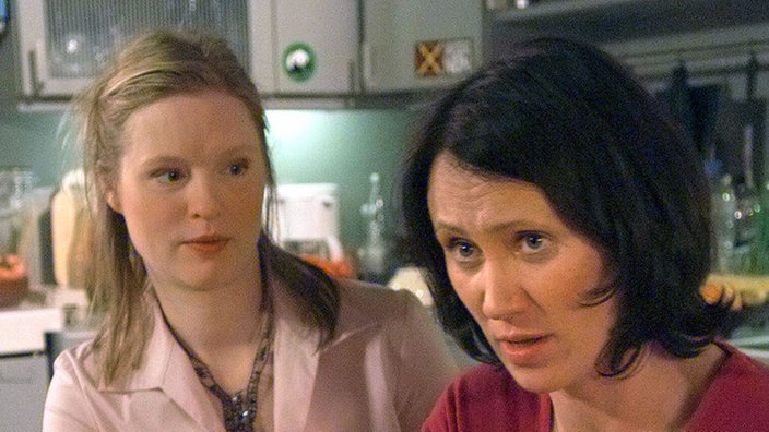 Urszula (Anna Nowak, rechts) fragt Tanja (Sybille Waury) um Rat. Sie würde die Hochzeit am liebsten absagen.