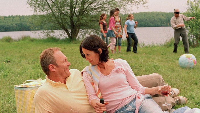 Urszula (Anna Nowak) und Christian (Klaus Nierhoff) genießen ihre neue Freiheit: Sie wollen ein Paar bleiben, aber nicht heiraten.
