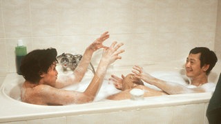 Urszula (Anna Nowak) und Gung (Amorn Surangkanjanajai) amüsieren sich köstlich in der Badewanne.