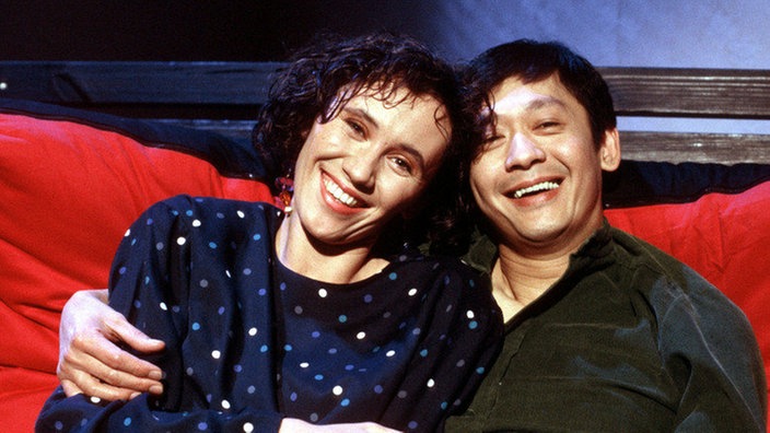 Urszula (Anna Nowak) und Gung (Armon Surangkanjanajai) sind glücklich.