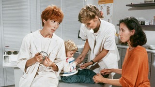 Urszula ist besorgt, als Frau Dr. Sperling bei Irina Verdacht auf Keuchhusten diagnostiziert (v.l.: Inga Abel, Geraldine Wiesel, Petra Vieten, Anna Nowak).