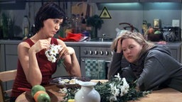Urszula mit Tanja Schildknecht (Sybille Waury)