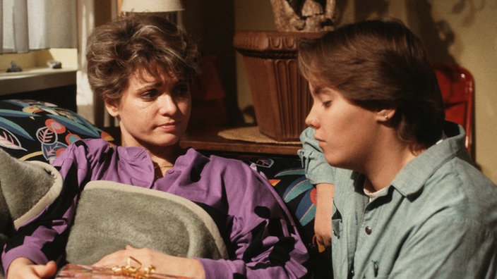 Valerie (Nadine Spruß, rechts) versucht Gabi (Andrea Spatzek) aufzubauen.