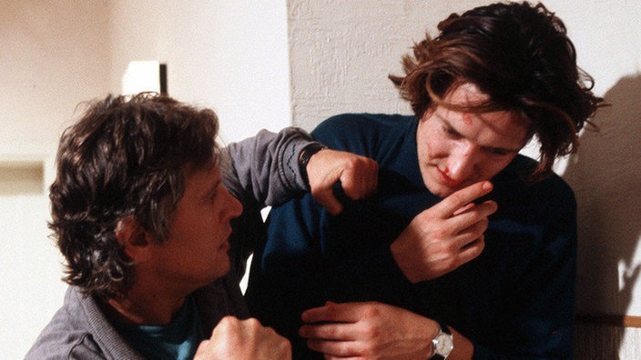 Valerie (Nadine Spruß) will Robert (Martin Armknecht) des Drogenhandels überführen.