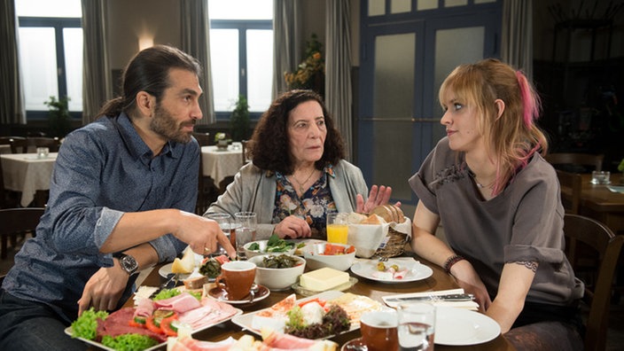 Vasily, Elena und Jack frühstücken