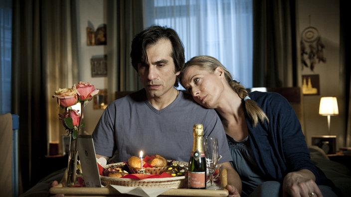 Vasily erhält zum Geburtstag von Sandra Frühstück ans Bett