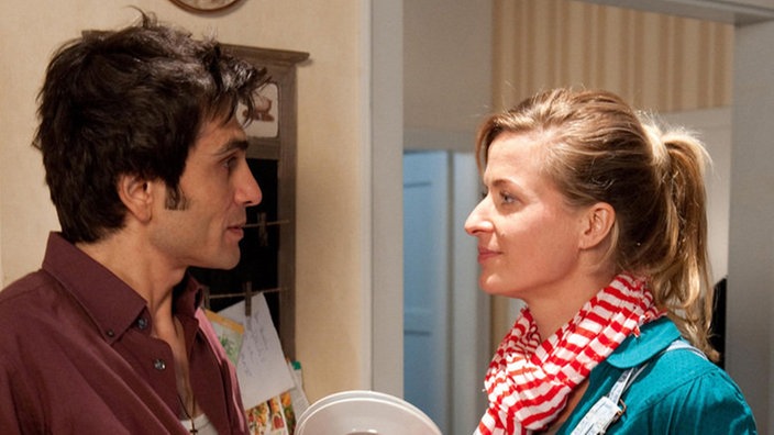Vasily (Hermes Hodolides) freut sich mit Sandra (Jennifer Steffens): Deren Tochter Chantal hat heute Geburtstag