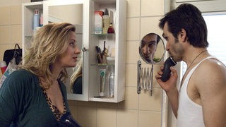 Vasily (Hermes Hodolides) gesteht Sandra (Jennifer Steffens), dass er einmal in Angelina verliebt war.