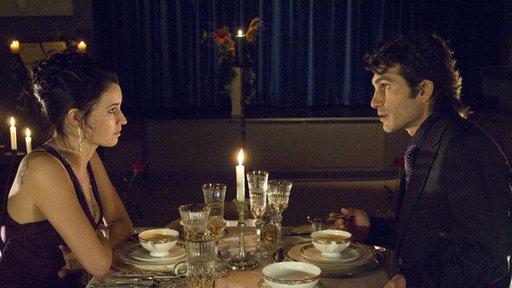 Vasily (Hermes Hodolides) hat sich schwer ins Zeug gelegt und ein romantisches Abendessen für zwei im „Akropolis“ inszeniert. Angelina (Daniela Bette) ist davon allerdings wenig angetan.