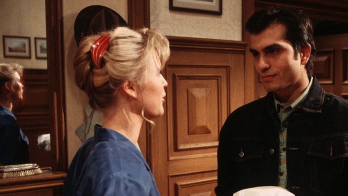 Vasily (Hermes Hodolides) ist zum Waffenstillstand mit Tanja (Sybille Waury) bereit.