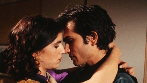 Vasily (Hermes Hodolides) kann Beate (Susanne Gannott) nicht lange böse sein.