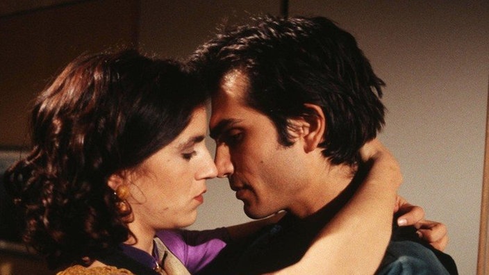 Vasily (Hermes Hodolides) kann Beate (Susanne Gannott) nicht lange böse sein.