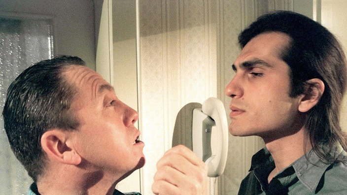 Vasily (Hermes Hodolides) macht Olaf (Franz Rampelmann) eine unerfreuliche Mitteilung.