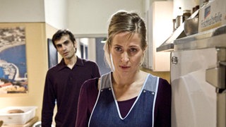 Vasily (Hermes Hodolides) möchte mit Sandra (Jennifer Steffens) gerne Kinder haben. Sandra scheint das Thema unangenehm zu sein