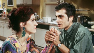 Vasily (Hermes Hodolides) überrascht Beate (Susanne Gannott) mit einem exklusiven Frühstück.