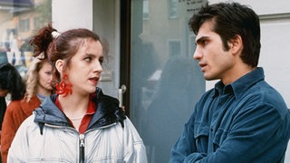 Vasily (Hermes Hodolides) wirft Beate (Susanne Gannott) einmal mehr vor, sie würde ihn mit einen anderen Mann betrügen.