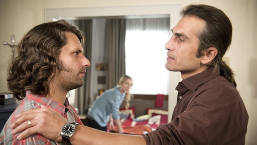 Vasily (re) ist für Manolis da
