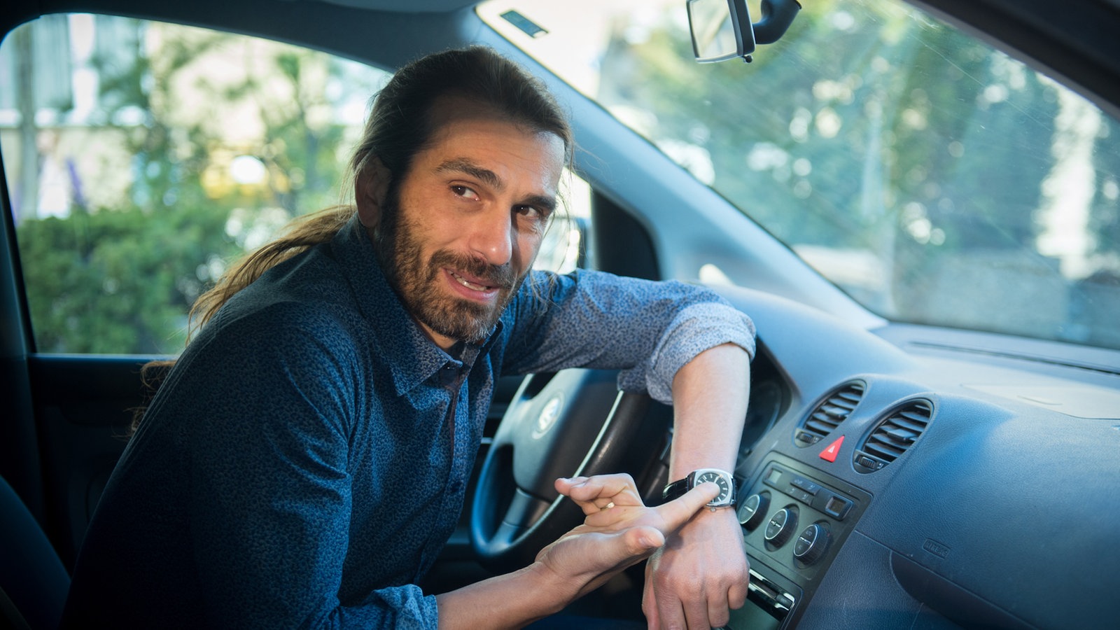 Vasily wartet im Auto