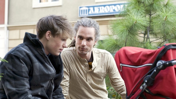 Vater-Sohn-Gespräch: Nico ist zur Hochzeit seiner Mutter Iffi in die Lindenstraße gekommen und schüttet sein Herz bei Momo aus.