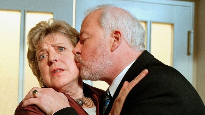 Verbotene Liebe: Helga (Marie-Luise Marjan) gibt trotz starker Bedenken dem Drängen Schillers (Bill Mockridge) nach.