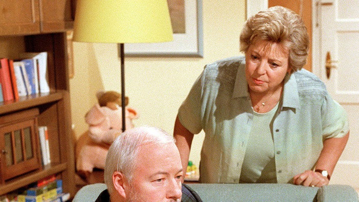 Verkrachtes Paar: Schiller (Bill Mockridge) zeigt Reue und Helga (Marie Luise Marjan), dass sie auch anders kann.