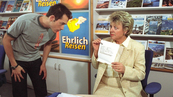 Verräterisches Fax: Helga (Marie-Luise Marjan) entdeckt, dass Alex (Joris Gratwohl) einem scheinbar zwielichtigen Nebenjob nachgeht.