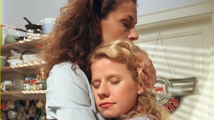 Versöhnung: Suzanne (Susanne Evers, links) und Nina (Jacqueline Svilarov) haben ihren Dauerstreit endlich beigelegt.