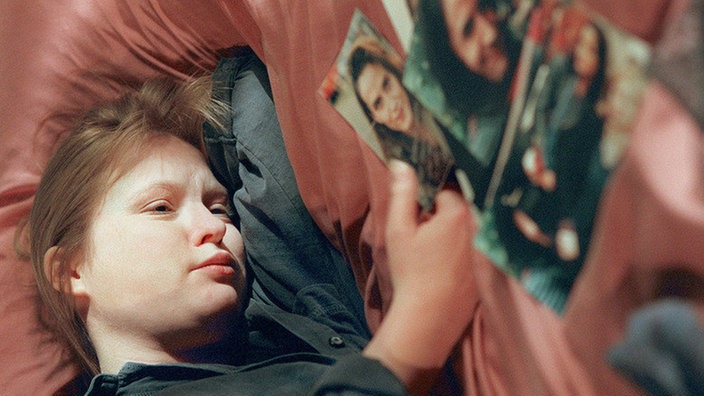 Versunken betrachtet Tanja (Sybille Waury) Fotos