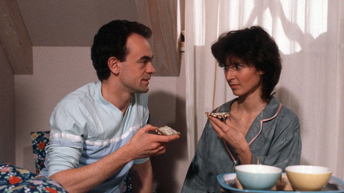 Vertrauen: Dominique (Brigitte Annessy) verrät Matthias (Manfred Schwabe) ein Geheimnis.