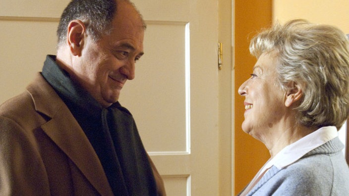 Vertrautes Miteinander: Helga (Marie-Luise Marjan) trifft sich regelmäßig mit Professor Melchior (Jürgen Haug).