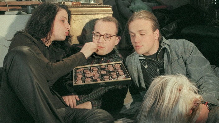 Verweigerung? Dani (Clelia Sarto), Philipp (Philipp Neubauer, Mitte) und Klaus (Moritz A. Sachs, rechts) sitzen vor dem Fernseher und philosophieren über das Thema Zivildienst.