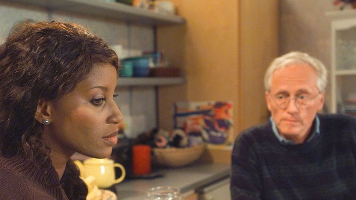 Verzweifelte Mary (Liz Baffoe): Vasily will nicht in die Scheidung einwilligen. Hans (Joachim Hermann Luger) will zwischen dem Paar vermitteln.