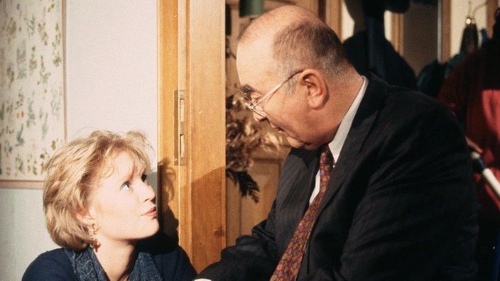 Voller Freude begrüßt Dr. Dressler (Ludig Haas) seine Tanja (Sybille Waury) in der Lindenstraße.