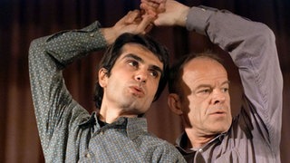 Vom Nichttänzer zum Parkettgleiter: In seiner Not nimmt Hajo (Knut Hinz, rechts) Tanzunterricht bei Vasily (Hermes Hodolides).