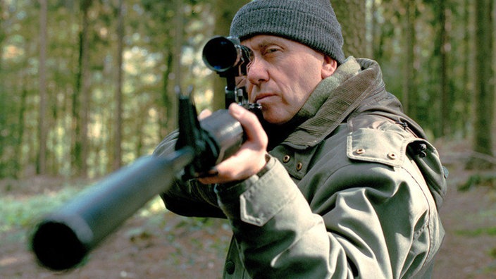 Von echtem Schrot und Korn: Olaf (Franz Rampelmann) hat sich zu Schießübungen in den Wald zurückgezogen.