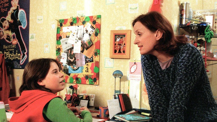 Von Frau zu Frau: Anna (Irene Fischer, rechts) und Sarah (Julia Stark) sprechen über “das erste Mal”.