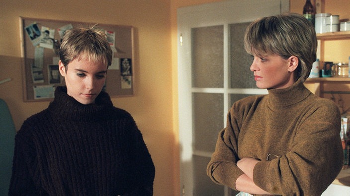 Von Frau zu Frau: Valerie (Nadine Spruß, links) klagt Gabi (Andrea Spatzek) ihr Leid wegen der Kinderlosigkeit.