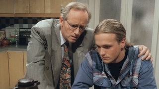 Von Mann zu Mann: Hans (Joachim Hermann Luger, links) versucht seinen trauernden Sohn (Moritz A. Sachs) aufzumuntern.