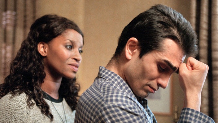 Vor den Kopf gestoßen: Mary (Liz Baffoe) hat Vasily (Hermes Hodolides) von ihrem entwürdigenden Treffen mit Olaf Kling berichtet.