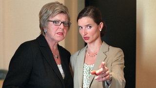 Vor der entscheidenden Auktion gibt Dominique (Brigitte Annessy, rechts) der aufgeregten Helga (Marie-Luise Marjan) letzte Instruktionen.