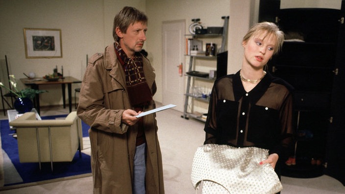 Vor ihrem Weggang will sich Franz (Raimund Gensel) mit Tanja (Sybille Waury) mittels eines Briefes aussöhnen.