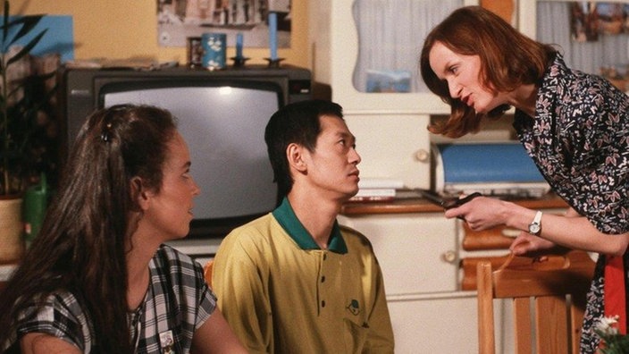 Vor Katharinas (Gabi Fischer, links) Augen macht Anna (Irene Fischer) Gung (Amorn Surangkanjanajai) eine Szene.
