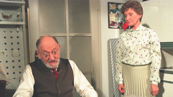 Vor Rosi (Margret van Munster) versucht Hubert (Robert Zimmerling) seine Vergesslichkeit zu verbergen.