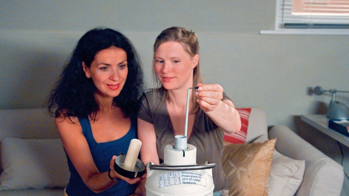 Vorfreude: Tanja (Sybille Waury, rechts) und Suzanne (Susanne Evers, links) wollen heute in Sachen Nachwuchs aktiv werden.
