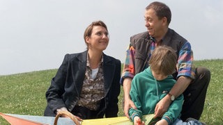 Vorläufige Idylle: Ines (Birgitta Weizenegger) hat Olaf (Franz Rampelmann) zum Drachensteigen mit dem kleinen Moritz (Leonard Burg, vorne) gelockt.