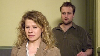 Vorläufiges Ende einer großen Liebe? Nina (Jacqueline Svilarov) hat die Koffer gepackt und verlässt Klaus (Moritz A. Sachs).