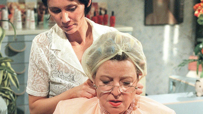 Während Urszula (Anna Nowak, links) sie frisiert liest Helga (Marie-Luise Marjan) ihre Post.